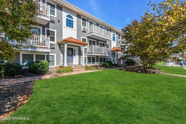 Building Photo - 305 4th Ave