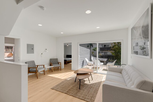 Building Photo - 426 Serrano Ave