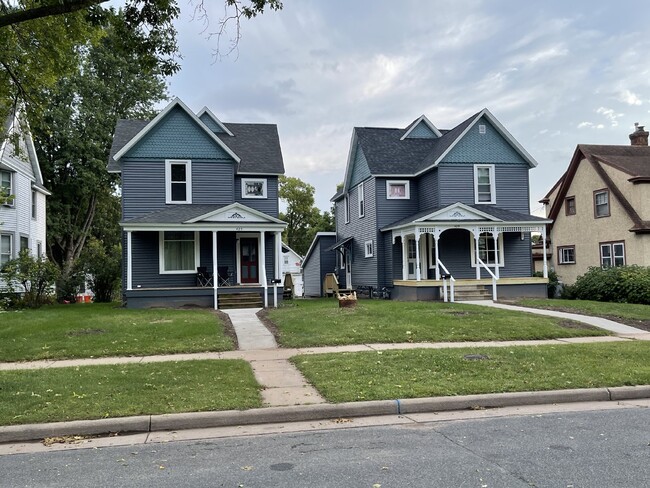 Building Photo - Amazing 4 Bed 1 Bath close to UWEC!