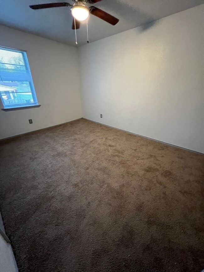 Building Photo - 4 Bed 1.5 Bath House, Total Electric with ...