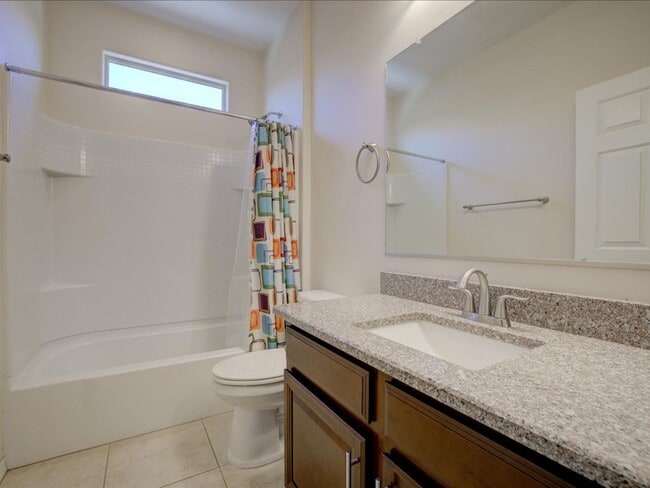 Building Photo - 3 Bedroom 2 Bathroom