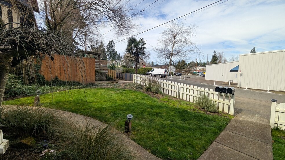 Building Photo - 3440 SW Falcon St