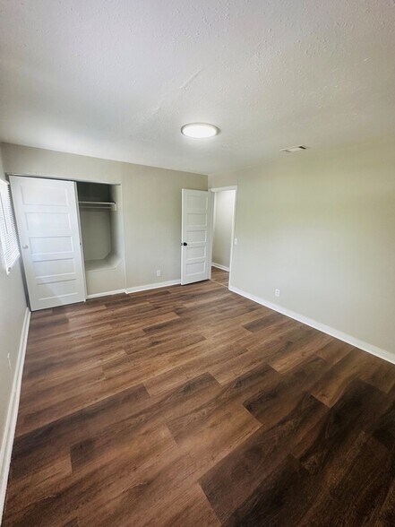 Building Photo - 7047 Ken Knight Dr E
