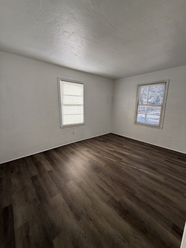 Building Photo - 656 NE Lake Dr