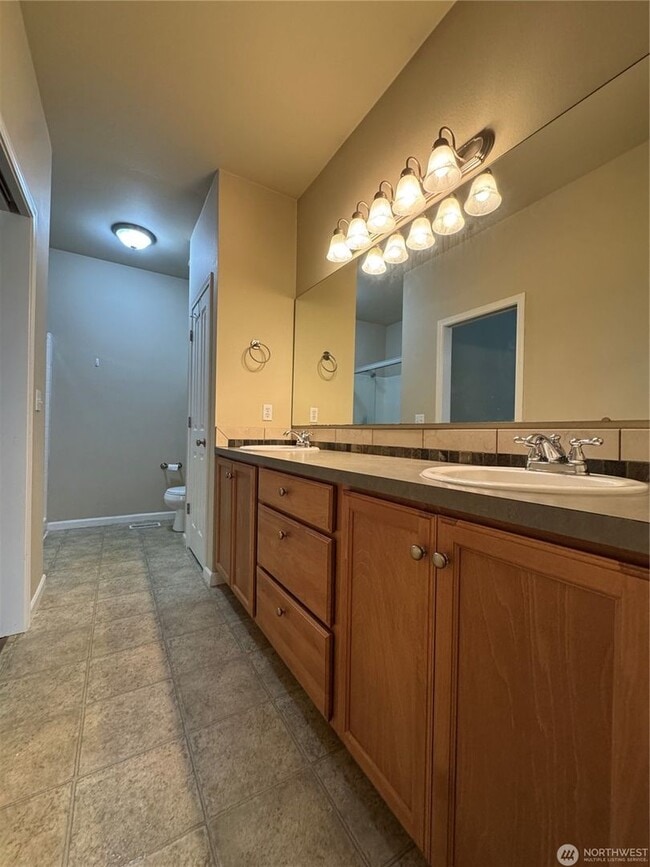 Building Photo - Edgewater Community