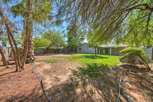 Building Photo - 5945 S Palm Dr