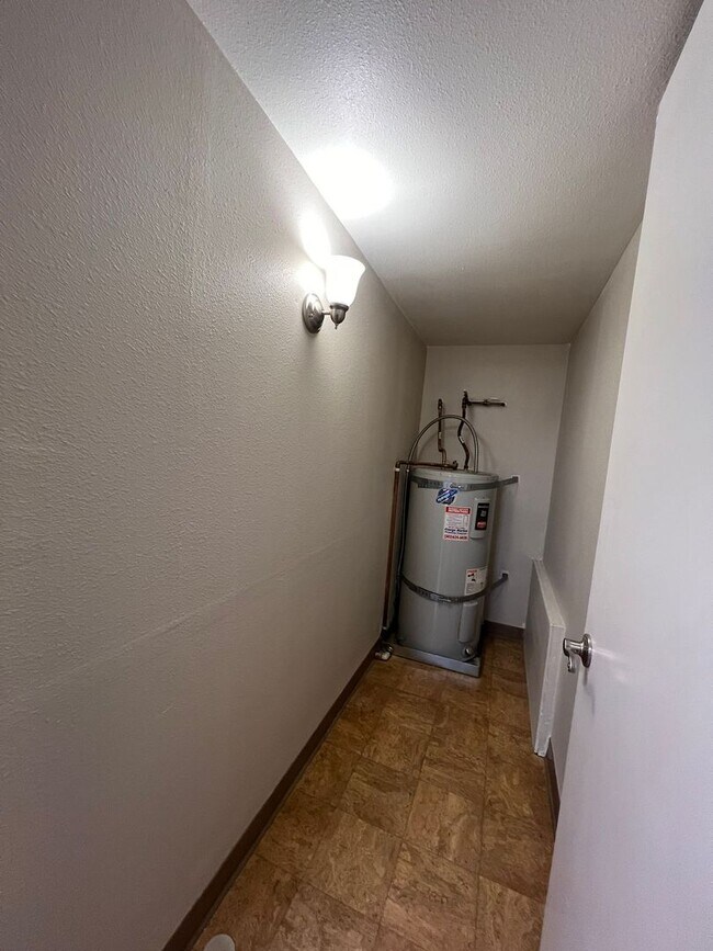 Building Photo - PENDING APPLICATIONS - RICHMOND ONE BEDROOM AVAILABLE FOR IMMEDIATE MOVE-IN - SEE LISTING FOR SPE...