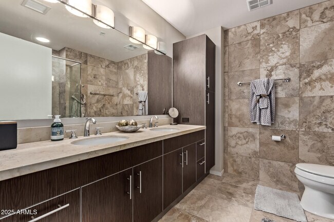 Building Photo - 7117 E Rancho Vista Dr