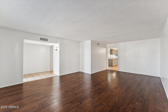 Building Photo - 516 N Hobson Plaza