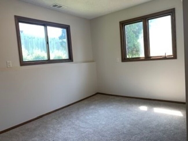 Building Photo - 4bd 2ba 2car garage nice NE Minneapolis ne...