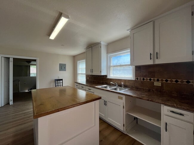 Building Photo - LINDALE PARK WITH EXTRA SQUARE FOOTAGE!!