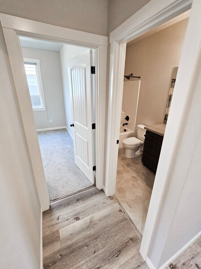 Building Photo - 1400 Dahlia St