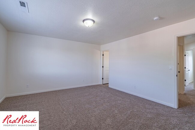 Building Photo - DOG-FRIENDLY 3 Bedroom Townhome with INTER...