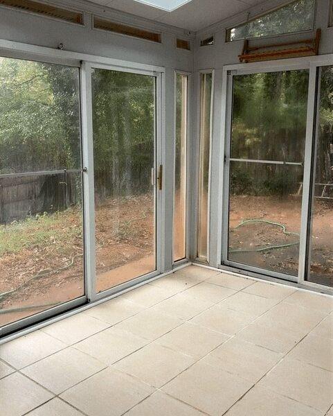 Building Photo - 1562 Linksview Close