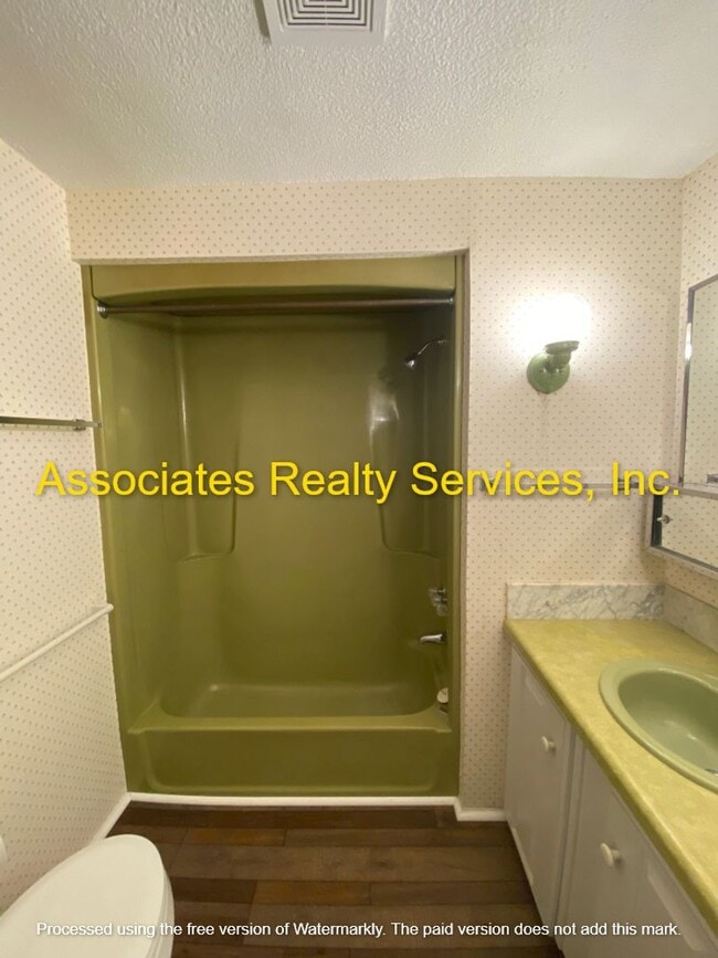 Building Photo - Rare find! 4 bed/3 bath House in Newberry, FL on one acre