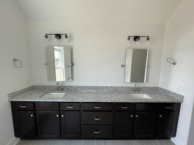 Building Photo - 6 bedroom/3 Baths + Bonus room!  Backs up ...