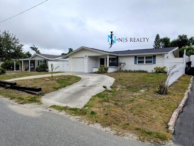 Building Photo - REDUCED!! NEW FLOORS, NEW PAINT INSIDE & OUT.. 2/1/1 with a bonus room! just minutes from downtow...