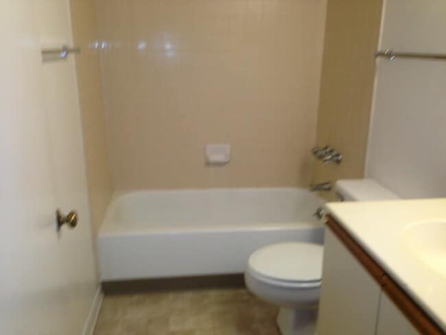 Building Photo - 1600 Park Cir