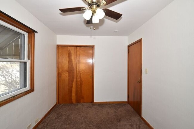 Building Photo - Mishawaka South West Near Park and local universities