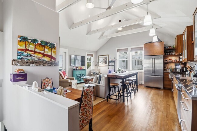 Building Photo - 28-B Charlotte Street- Amazing One Bedroom/Two Bathroom Freestanding Home