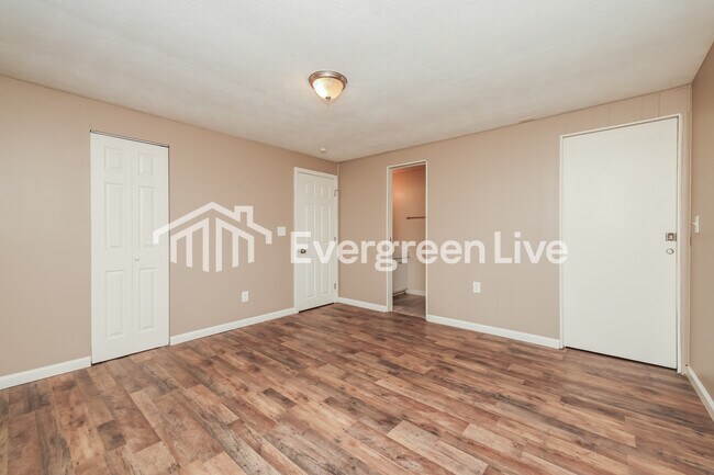 Building Photo - 6660 Celestine St