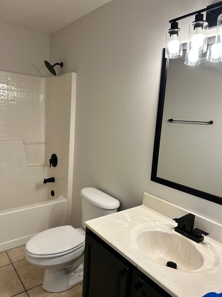 Building Photo - 8218 Halls Hammock Ct