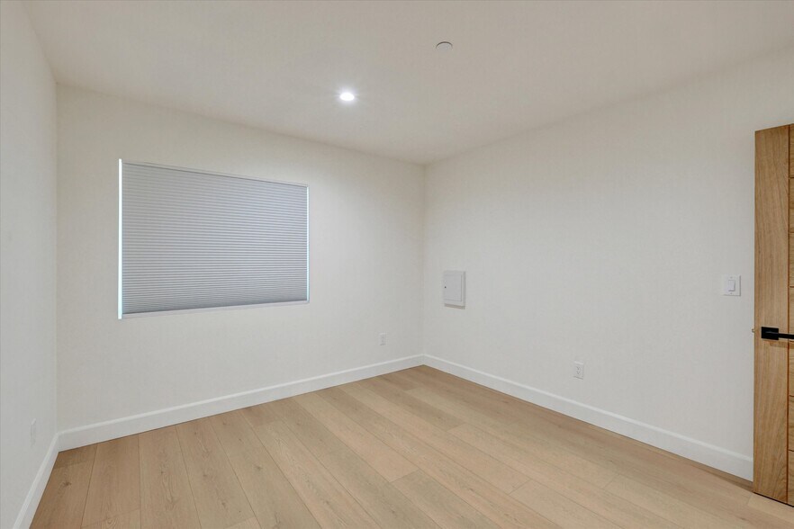 Building Photo - 5348 Thornburn St