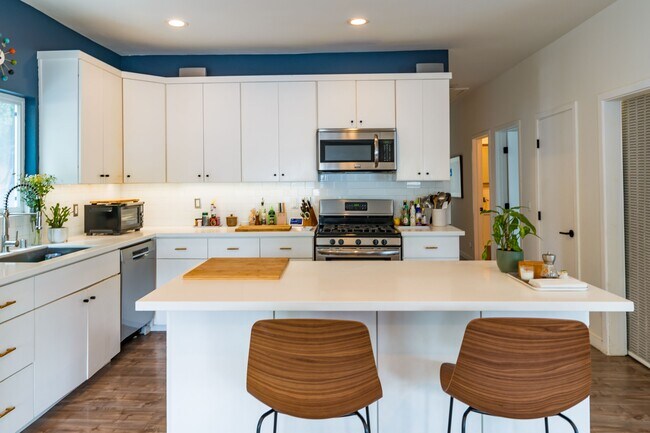 Building Photo - 1460 Yosemite Dr