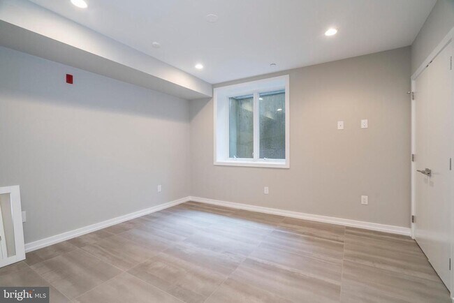 Building Photo - 1434 Clymer St