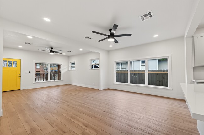 Building Photo - 4413 Roseland St