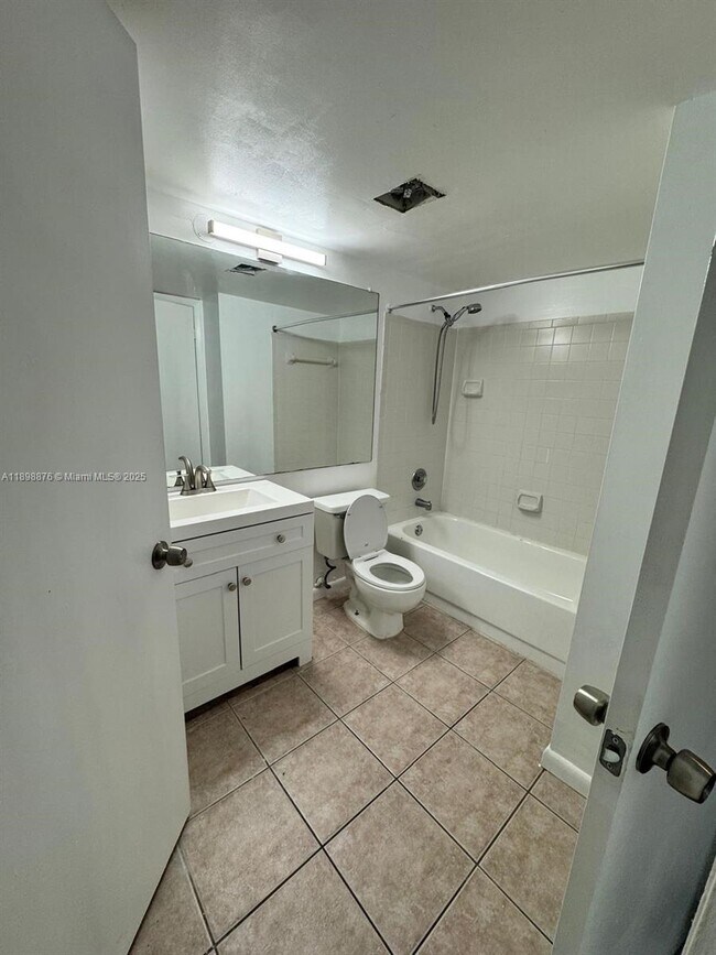 Building Photo - 911 Coral Club Dr