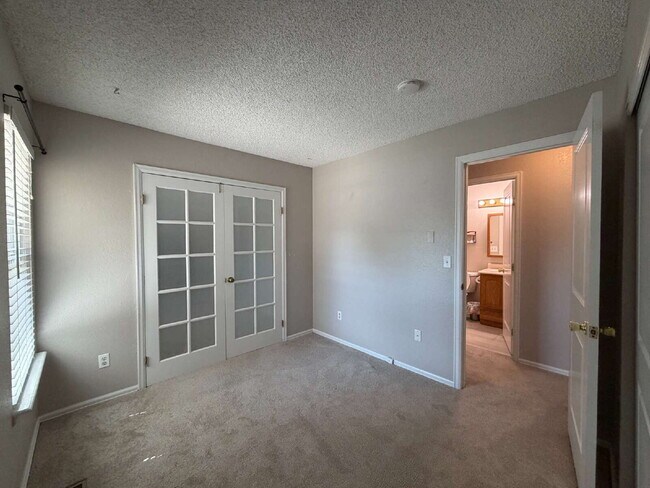 Building Photo - 5-Bedroom Aurora Home with Smart Layout & Private Lower-Level Entrance