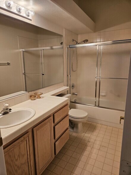 Second bathroom - 5252 Sunny Beach Ln