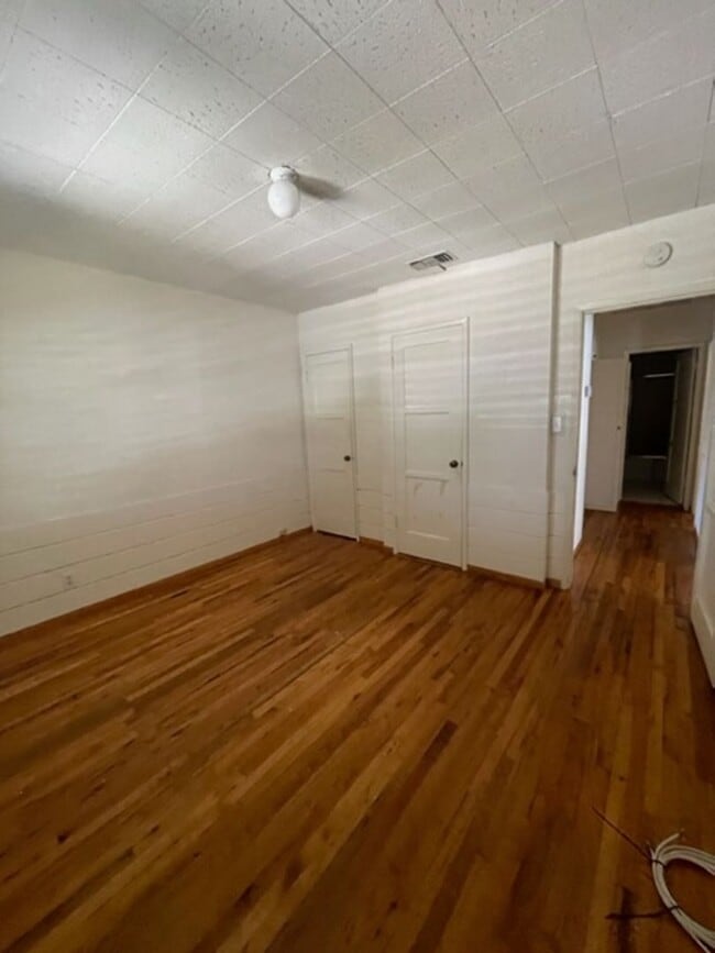 Building Photo - Westchester Home Perfect for Plant/Garden ...
