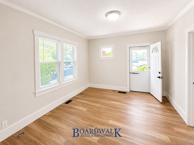 Building Photo - Beautiful 4 Bed 2 Bath SLC home!