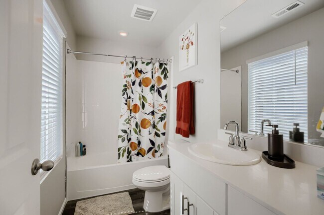 Building Photo - Spacious 3-Bedroom Home with Modern Finishes in North Broomfield