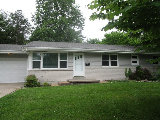 Building Photo - 305 Manor Dr