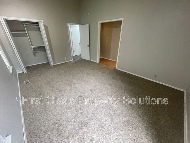 Building Photo - 623 N Canadian Terrace