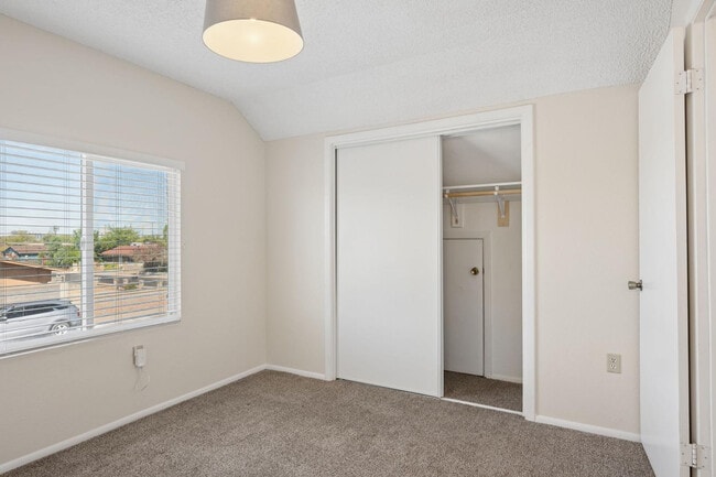 Building Photo - 2423 E Maryland Dr