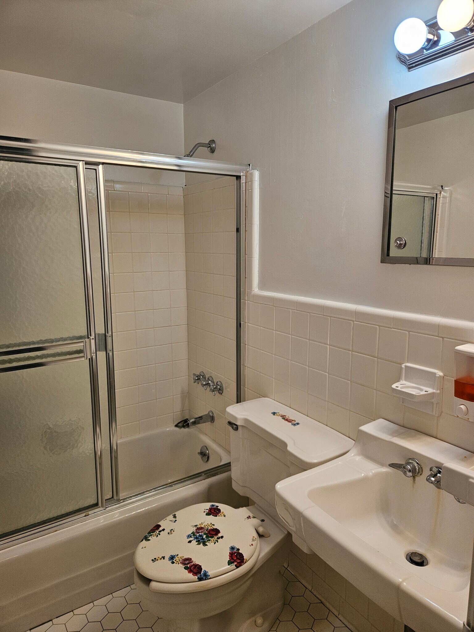 Building Photo - 2846 Walton Way