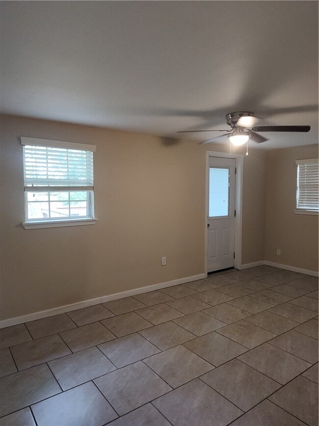 Building Photo - 1121 S W Ave