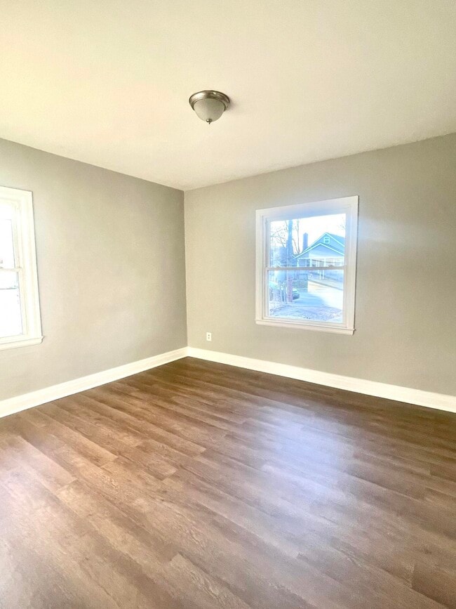 Building Photo - 120 Clyde St