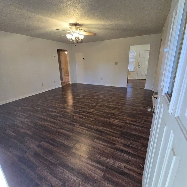 Building Photo - Private 3-Bdr 2 Full Bath Ranch with large fenced backyard and workshop.