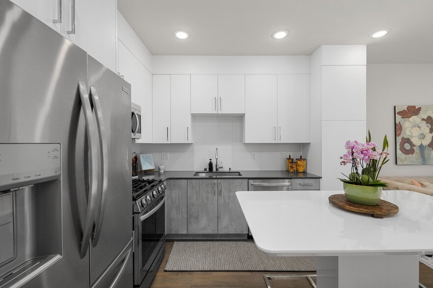 Building Photo - 1816 15th Ave S