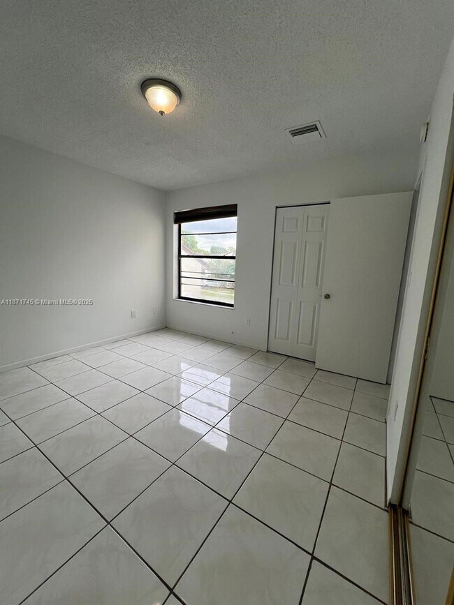 Building Photo - 526 NW 99th Ct