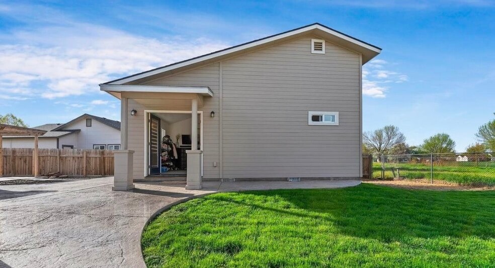 Primary Photo - 2463 N Maxie Way