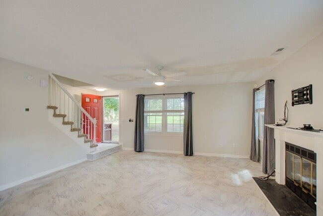 Building Photo - 2 Bed, 2 Bath Centrally Located Condo in G...