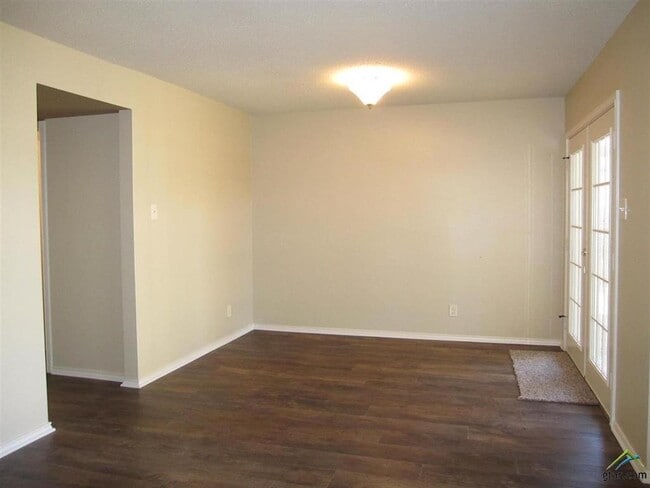 Building Photo - 323 Top Hill Dr