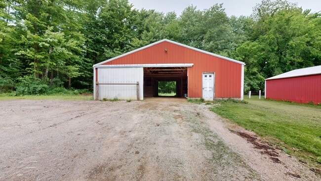 Building Photo - County living with pond & out buildings