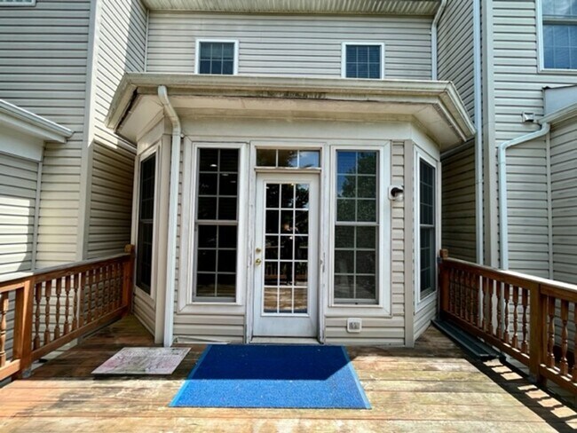 Building Photo - Spacious and bright 3 BR 3.5 BA TH with ga...